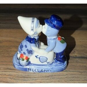 Vintage Holland Delft Blue Kissing Boy/Girl with Tulips Artist